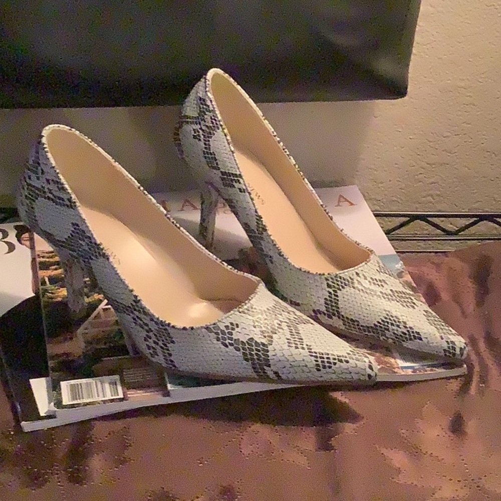 Gray and black 2 inch heel snakeskin - Picture 2 of 4